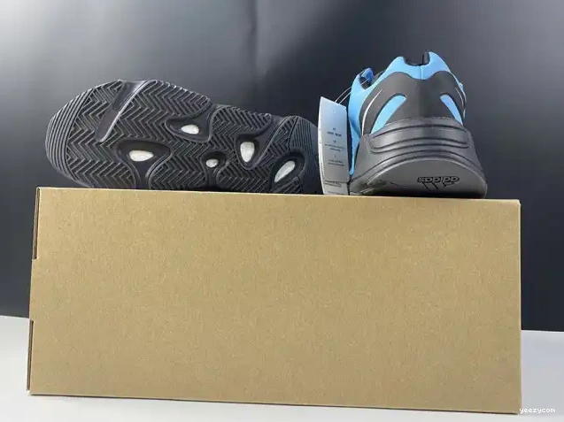 'Bright Cyan' GZ3079 Boost Yeezy 700 ADIDAS MNVN 0702